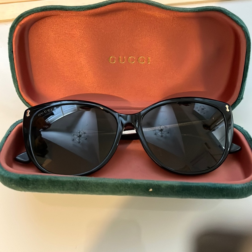 Gucci Black Round Sunglasses
